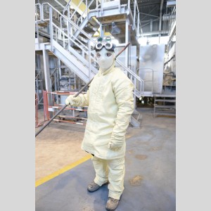 Maçon fumiste en combinaison intégrale « Heat beater » à l’usine Eurofloat de Salaise-sur-Sanne, 2013