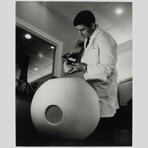 Mesure des caractéristiques acoustiques d'un haut-parleur avec un sonomètre, 1963
