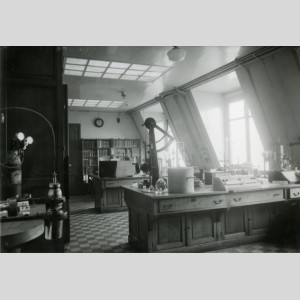 Le laboratoire de recherche au siège de Saint-Gobain, place des Saussaies, dans les années 1920