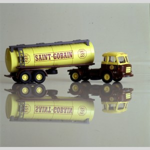 Renault JL20 avec semi-citerne pour le transport de produits chimiques de Saint-Gobain, années 1960