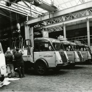 Comptoir de vente de glaces de Saint-Gobain, Aniche et Boussois à Paris, rue Boucry, 1962