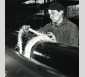 Pose d'une corde de protection autour du tuyau en vue du stockage à l'usine de Pont-à-Mousson dans les années 1950