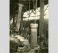 Démoulage de tuyaux de fonte coulés verticalement à l'usine de Pont-à-Mousson entre 1900 et 1932
