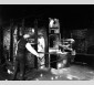 Enfournement d'un manchon dans le four de recuisson à l'usine d'Aniche, 1929