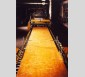 Matelas de laine de verre à la sortie des machines dans une usine ISOVER dans les années 1980