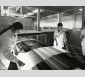 Bombage du verre pour la fabrication des pare-brise à l'usine de Longjumeau : ouvriers manipulant le verre Triplex, 1973