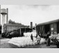 Chargement de bonbonnes dans un wagon à l'usine de Saint-Romain-le-Puy avant 1940