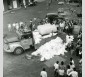 Opération Svartisen : déchargement et découpe du bloc de glace isolé de laine de verre arrivé à son arrivée au Gabon, 1959