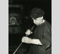 Soufflage du verre à la bouche à la verrerie de Saint-Just dans les années 1950