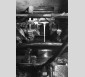 Coulée de verre dans une machine Owens au CRIR à Rantigny dans les années 1950