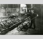 Usine de Chalon-sur-Saône dans les années 1920-1930 : chargement des manchons de verre à vitre fabriqués à partir du procédé American Window Glass