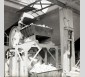 Concassage des matières premières pour la fabrication des réfractaires à l'usine SEPR du Pontet, années 1950