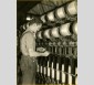 Retordeur sur métier de fibre de verre à l'usine de Vetrotex à Chambéry dans les années 1970
