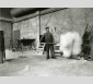 Manutention d'un matelas de laine de verre à l'usine de Lucens en Suisse, années 1940