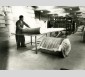 Conditionnement des matelas de laine de verre à l'usine de Lucens en Suisse dans les années 1940