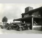 Usine Norton à La Courneuve en 1941 : devant le quai de chargement des produits, le service de livraison charge des meules abrasives dans les véhicules de la Compagnie des Meules Norton