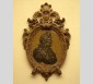 Portrait-médaillon de Louis XIV en verre coulé et biseauté peint en grisaille au revers, par Bernard Perrot, vers 1685