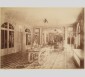 Salle d’exposition de produits verriers au siège social de Saint-Gobain place des Saussaies à Paris, 1902