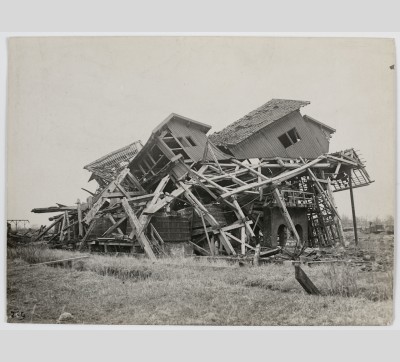 Un bâtiment chimique de la soudière de Chauny soufflé par les bombardements allemands